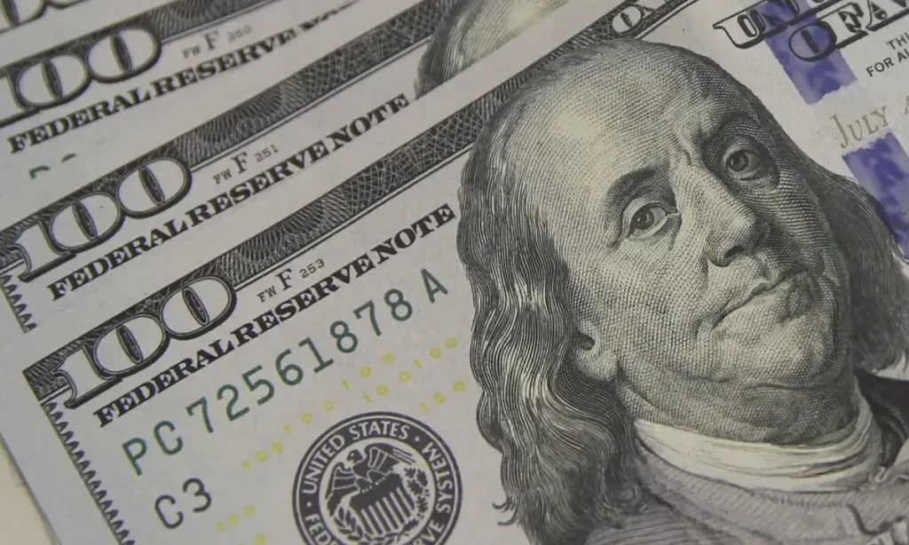 Dólar dispara e fecha acima de R$ 5 com crise global e tensão em Brasília