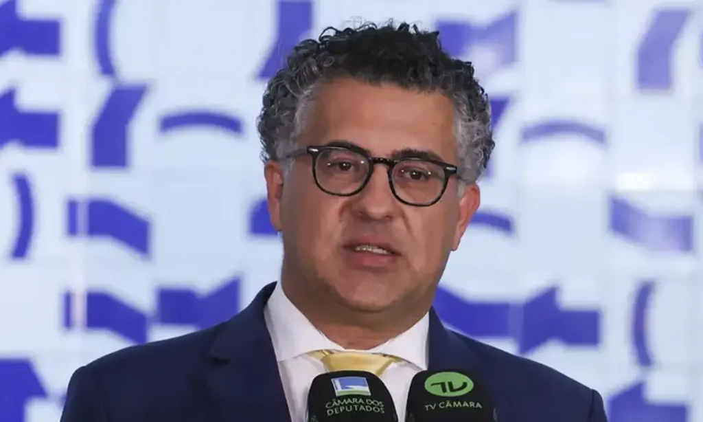 Fim da escala 6x1: Relatório sobre redução de jornada é adiado após pressão por transição de 10 anos