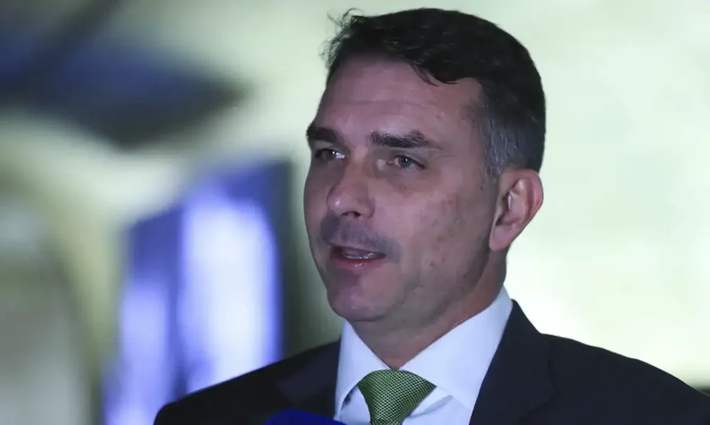 Flávio Bolsonaro admite reunião secreta com dono do Banco Master após prisão do banqueiro