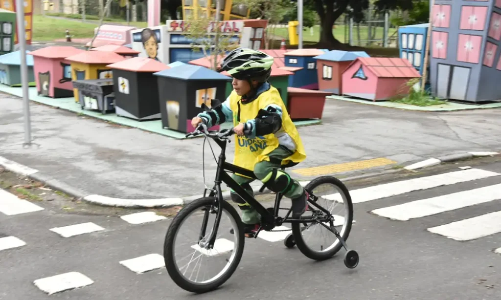 Fundo Social de Santo André leva crianças de projetos sociais para aprender sobre trânsito na Sabina