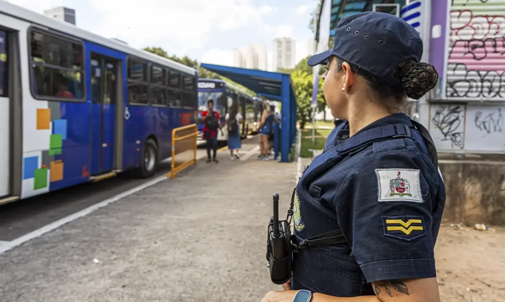 GCM de São Bernardo reforça segurança em pontos de ônibus e corredores viários GCM de São Bernardo reforça segurança em pontos de ônibus e corredores viários