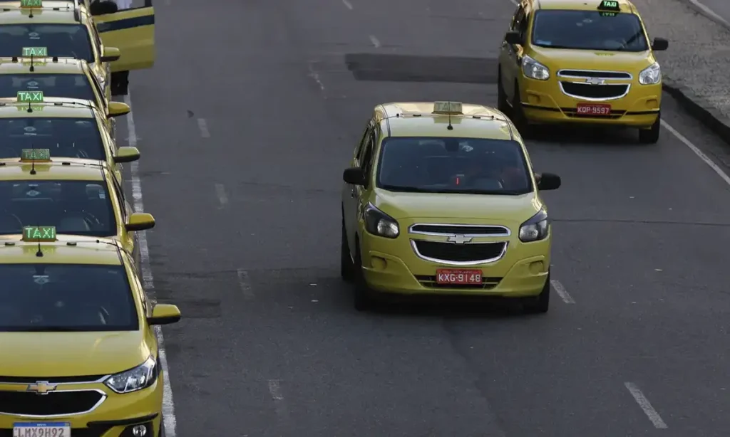 Governo lança Move Brasil com R$ 30 bilhões para motoristas de app e taxistas trocarem de carro