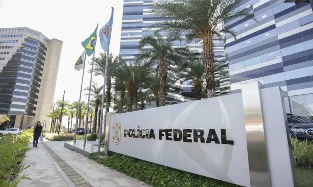 Hacker investigado no escândalo do Banco Master é preso em Dubai e deportado para o Brasil