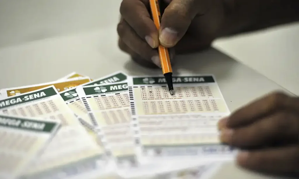 Mega-Sena acumula e sorteio deste sábado (16) deve pagar R$ 65 milhões