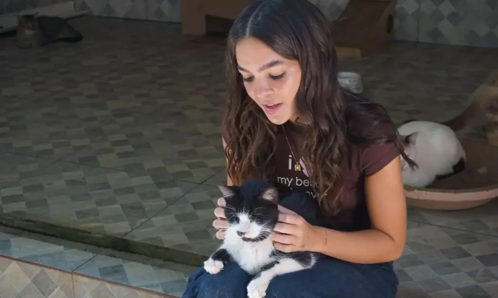 Mel Maia visita animais resgatados e incentiva a adoção