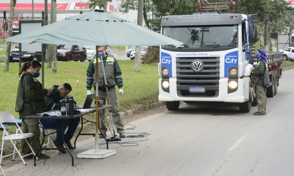 Prefeitura de Santo André faz blitz do Maio Amarelo com foco em caminhões