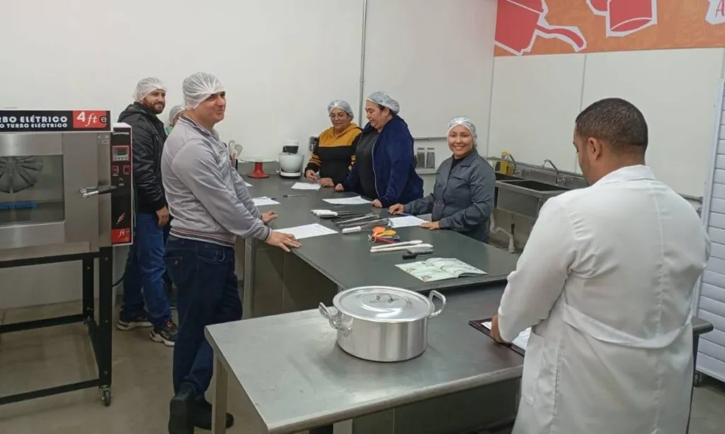 Alunos em sala de aula do Qualifica Mauá durante curso gratuito de qualificação profissional